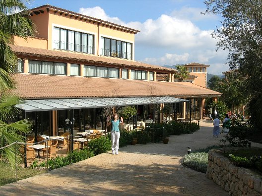 Hotel Mon Port grounds